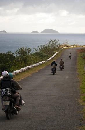 Chạy xe giữa khung cảnh biển tuyệt đẹp của Côn Đảo. Ảnh:Duncan Jefferies