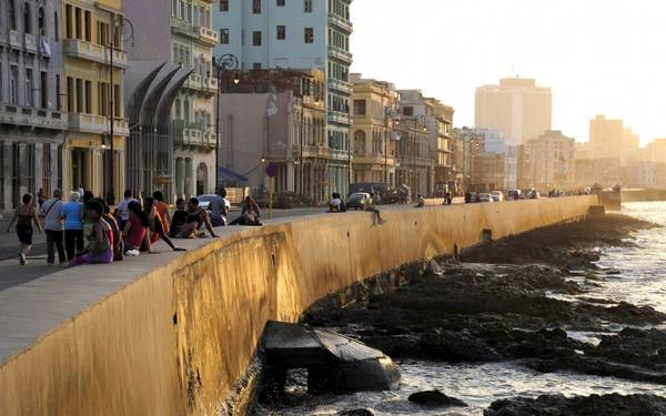 Ngắm hoàng hôn bên bờ kè của bãi biển Malecón. Ngắm hoàng hôn bên bờ kè của bãi biển Malecón.