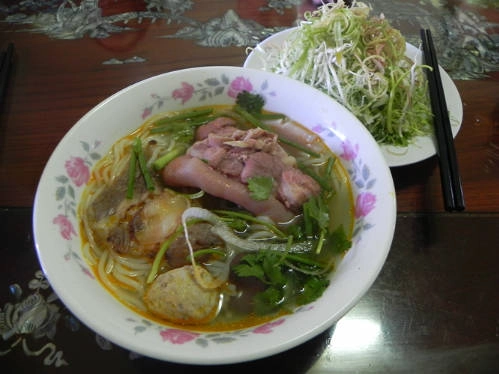 <strong>Bún bò H​uế: </strong> Gắn liền tên tuổi với xứ Huế nhưng bún bò vẫn là lựa chọn phổ biến của nhiều người địa phương lẫn du khách ghé thăm thành phố Đà Lạt. Tô bún bò có chân giò lớn, da heo xếp như củ hành tây trông khá lạ mắt. Thực khách ăn xong thường uống thêm ly trà nóng. Bạn có thể thưởng thức món này vào buổi sáng sớm ở tiệm Thiên Trang trên phố Hồ Tùng Mậu. Giá một tô 30.000 đồng. Ảnh: Tường Ý.