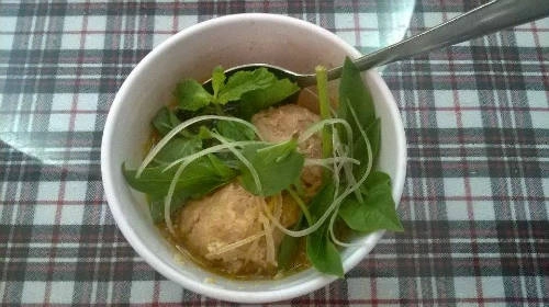 <strong>Bánh mì xíu mại:</strong> Viên xíu mại nóng, mềm, nước súp đậm đà nên khi quét bánh mì vào ăn, cơ thể như ấm dần lên giữa tiết trời se lạnh. Bạn có thể thưởng thức món bánh mì xíu mại ở tiệm bánh mì Liên Hoa, Hoàng Diệu hoặc quán nhỏ trên đường Tăng Bạt Hổ... Giá mỗi chén là 20.000 đồng. Ảnh: Tường Ý.