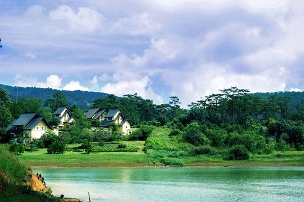 Sau một ngày dài tham quan các địa điểm của Đà Lạt, bạn có thể đi thuyền trên hồ tuyền lâm từ đường hầm đất sét hoặc ngồi xe đi qua những khúc cua khúc khuỷu của đèo Prenn, qua Thiền Viện Trúc Lâm để đến nghỉ chân trong căn nhà sàn trên KDL Núi Voi. Đến đây, bạn sẽ bị mê hoặc bởi không gian yên tĩnh, bầu không khí trong lành và hoàn toàn tách biệt với cuộc sống bận rộn ngoài kia. Sau một ngày dài tham quan các địa điểm của Đà Lạt, bạn có thể đi thuyền trên hồ tuyền lâm từ đường hầm đất sét hoặc ngồi xe đi qua những khúc cua khúc khuỷu của đèo Prenn, qua Thiền Viện Trúc Lâm để đến nghỉ chân trong căn nhà sàn trên KDL Núi Voi. Đến đây, bạn sẽ bị mê hoặc bởi không gian yên tĩnh, bầu không khí trong lành và hoàn toàn tách biệt với cuộc sống bận rộn ngoài kia.