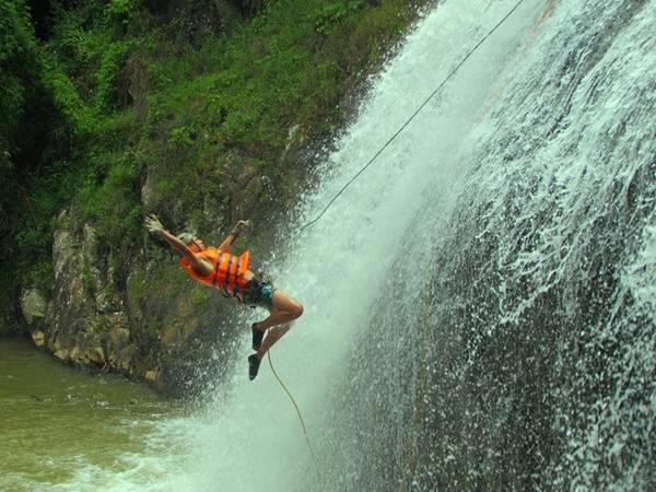 Đu dây vượt thác với vách nước cao 25 m. Đu dây vượt thác với vách nước cao 25 m.
