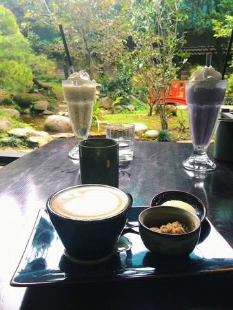 Với thiết kế không gian mở bằng kính tại bất kỳ góc ngồi nào bạn cũng đều ngắm được hết vẻ đẹp của Zen Garden Coffee. Ảnh: Nhã Điểm Với thiết kế không gian mở bằng kính tại bất kỳ góc ngồi nào bạn cũng đều ngắm được hết vẻ đẹp của Zen Garden Coffee. Ảnh: Nhã Điểm