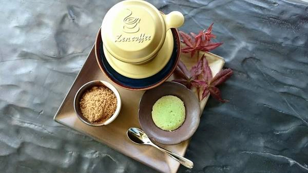 Một tách cà phê đen nhâm nhi cùng bánh cookie trà xanh cho những ai yêu thích hương vị cà phê truyền thống. Ảnh: FB Zen Garden Coffee Một tách cà phê đen nhâm nhi cùng bánh cookie trà xanh cho những ai yêu thích hương vị cà phê truyền thống. Ảnh: FB Zen Garden Coffee