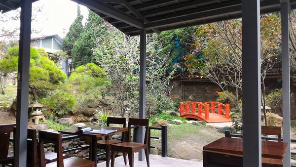 Khu vườn tại Zen Garden Coffee mọi thứ từ cây cối đến chiếc cầu nhỏ hay các khúc gỗ dùng làm ghế ngồi đều được sắp xếp một cách có chủ đích tạo ra một không gian tinh tế yên tĩnh,ấm áp. Ảnh: Trịnh Minh Hòa Khu vườn tại Zen Garden Coffee mọi thứ từ cây cối đến chiếc cầu nhỏ hay các khúc gỗ dùng làm ghế ngồi đều được sắp xếp một cách có chủ đích tạo ra một không gian tinh tế yên tĩnh,ấm áp. Ảnh: Trịnh Minh Hòa