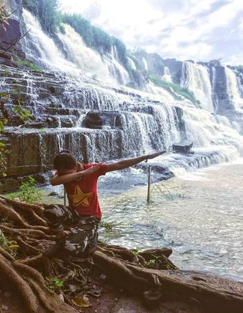 Thác Pongour thuộc huyện Đức Trọng, cách huyện lỵ 20km và cách trung tâm thành phố Đà Lạt 50 km. Trên quốc lộ 20 Đà Lạt - Sài Gòn, đến xóm Trung (phía núi Chai) rẽ về phía tay phải đi một quãng đường đất dài khoảng 6 km du khách sẽ đến được thác Pongour hay người dân địa phương thường gọi là thác Bảy Tầng hay là thác Thiên Thai.