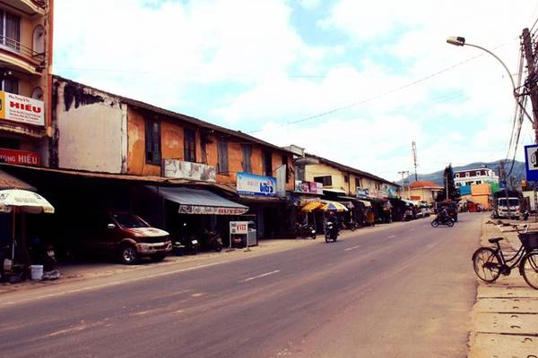 Vượt qua 24 km từ ngã ba Finom, vừa qua một khúc cua nhỏ, bạn sẽ đến thị trấn D'Ran.