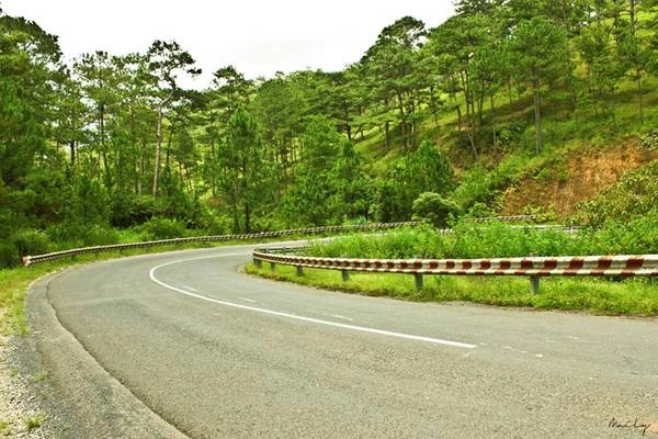 Cung đường này cũng đẹp đến lạ lùng. Vì thế bạn nhớ sạc đầy pin máy ảnh trước chuyến đi.