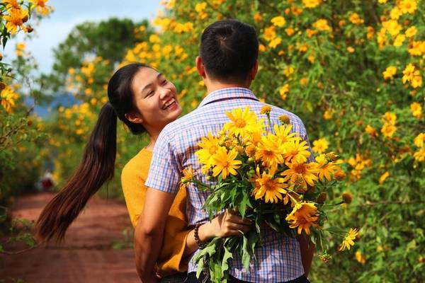 Nhiều bạn trẻ không bỏ lỡ cơ hội lưu lại khoảnh khắc cùng cánh hoa dại Nhiều bạn trẻ không bỏ lỡ cơ hội lưu lại khoảnh khắc cùng cánh hoa dại