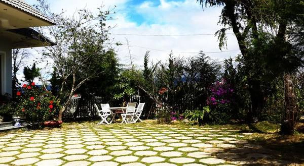 Khuôn vẻ rộng rãi, ngập tràn hoa và cây xanh. Khuôn vẻ rộng rãi, ngập tràn hoa và cây xanh.