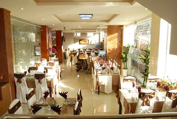 Khu vực nhà hàng view hướng ra phố
