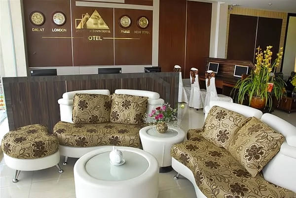 Quầy lễ tân sang trọng