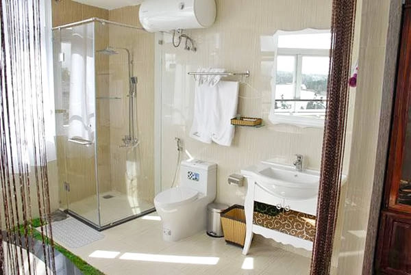 Phòng tắm sạch sẽ, rộng rãi