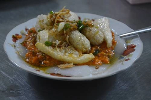 Bánh bèo Bánh bèo Đà Lạt hơi giống với bánh bèo miền Trung, có chút khác biệt trong hương vị. Bánh bèo chén Đà Lạt được làm từ bột gạo tẻ pha chút bột lọc chứ không phải làm hoàn toàn từ bột gạo tẻ như nhiều nơi khác. Chính vì vậy mà bánh bèo chén ở đây hơi trong, dai, không quá dính và khi ăn thì không quá mềm cũng không quá cứng. Nước sốt làm từ tôm, thịt băm nhỏ, thêm một ít da lợn chiên giòn và chén nước nắm chua ngọt bên cạnh. Bạn có thể ghé quán bánh bèo trên đường Phan Đình Phùng để thưởng thức với giá 25.000 đồng một phần.
