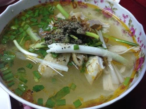 Cháo gà Thời tiết se lạnh của Đà Lạt khiến món cháo gà, miến gà rất đắt hàng. Sau khi lang thang ngắm thành phố buổi đêm, dừng chân quán nhỏ, thưởng thức tô cháo gà nấu loãng, bỏ nhiều hành và tiêu để thêm ấm bụng. Các quán ngon nên ghé ở đường Phan Bội Châu, Nguyễn Công Trứ, Huyền Trân Công Chúa... với giá 25.000-30.00 đồng một tô, gỏi gà từ 40.000 đồng một đĩa.