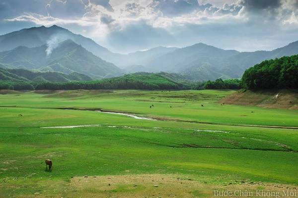 Vào mùa nước cạn, lòng hồ Hòa Trung trở thành nơi cắm trại hay tổ chức những buổi dã ngoại, với thảm cỏ xanh mướt trải dài như thảo nguyên.