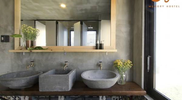 Bệ rửa mặt cũng ấn tượng không kém. Bệ rửa mặt cũng ấn tượng không kém.