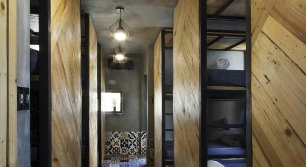Đồ đạc trong phòng có rất nhiều kiểu dáng khác nhau nhưng không lộn xộn bởi chúng có sự thống nhất về hòa sắc Đồ đạc trong phòng có rất nhiều kiểu dáng khác nhau nhưng không lộn xộn bởi chúng có sự thống nhất về hòa sắc