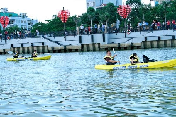 ... cầu Tình Yêu, điểm thu hút rất đông bạn trẻ ... cầu Tình Yêu, điểm thu hút rất đông bạn trẻ