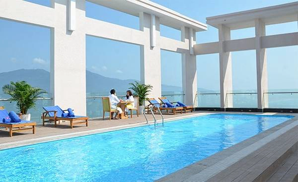 Diamond Sea là khách sạn 4 sao đầu tiên trên bãi biển Mỹ Khê, Đà Nẵng với hồ bơi lớn ngoài trời tại tầng 20.