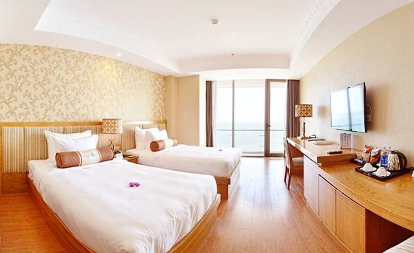 Mỗi phòng khách đều có tầm nhìn ra biển, đặc biệt phòng Ocean Premier có ban công riêng hướng ra biển và không gian rộng rãi