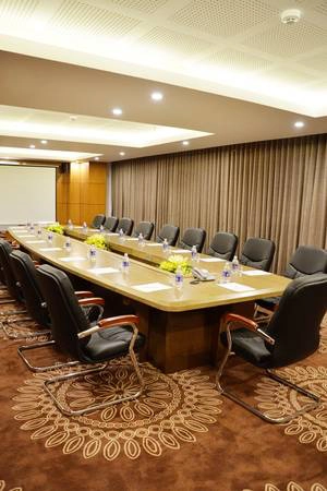 Nhân dịp khai trương, khách sạn Diamond Sea đưa ra nhiều chương trình khuyến mãi đặc biệt từ ngày 2/3/2015 đến hết ngày 26/4/2015 bao gồm ở một đêm nhận một đêm miễn phí với giá VND1,256,000/1 đêm (bao gồm ăn sáng, 5% phí phục vụ và 10% thuế VAT), đón sân bay miễn phí, miễn phí 30 phút massage chân, và nhận voucher 50% giảm giá cho thức uống tại các nhà hàng và quầy bar.