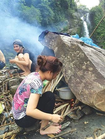 Nhóm lửa chế biến thức ăn ở Giếng Trời. Ảnh: N.Ca Dao. Nhóm lửa chế biến thức ăn ở Giếng Trời. Ảnh: N.Ca Dao.