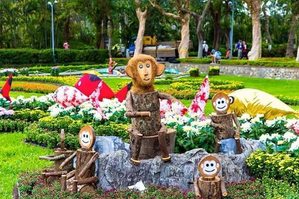 Để tới lễ hội hoa, du khách có thể đi tàu điện ngầm hướng 淡水 (danshui), xuống ga 士林( shilin) cửa số 2 rẽ trái đi bộ khoảng 10 phút là tới. Để tới lễ hội hoa, du khách có thể đi tàu điện ngầm hướng 淡水 (danshui), xuống ga 士林( shilin) cửa số 2 rẽ trái đi bộ khoảng 10 phút là tới.