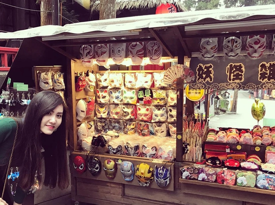 Để lưu giữ kỷ niệm hay tìm quà tặng cho người thân, du khách có thể đến các gian hàng và lựa chọn những món đồ lưu niệm xinh xắn. Để lưu giữ kỷ niệm hay tìm quà tặng cho người thân, du khách có thể đến các gian hàng và lựa chọn những món đồ lưu niệm xinh xắn.