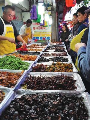 Du khách nối đuôi nhau nếm thử đặc sản ở Cửu Phần
