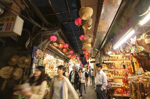 Các gian hàng san sát trong thị trấn. Các gian hàng san sát trong thị trấn.