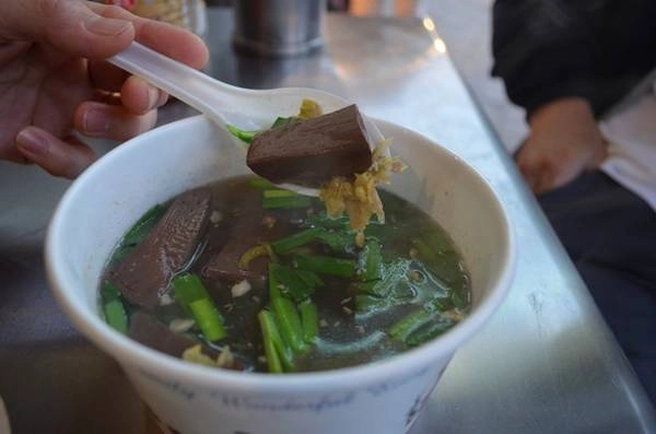 10. Súp tiết lợn ở Đài Đông: Đặc sản Đài Đông này gồm một loại nước dùng đậm đà, tiết lợn cắt miếng vuông, rau thơm, có thể ăn kèm mì. Ảnh: Explorewithjuno. 10. Súp tiết lợn ở Đài Đông: Đặc sản Đài Đông này gồm một loại nước dùng đậm đà, tiết lợn cắt miếng vuông, rau thơm, có thể ăn kèm mì. Ảnh: Explorewithjuno.