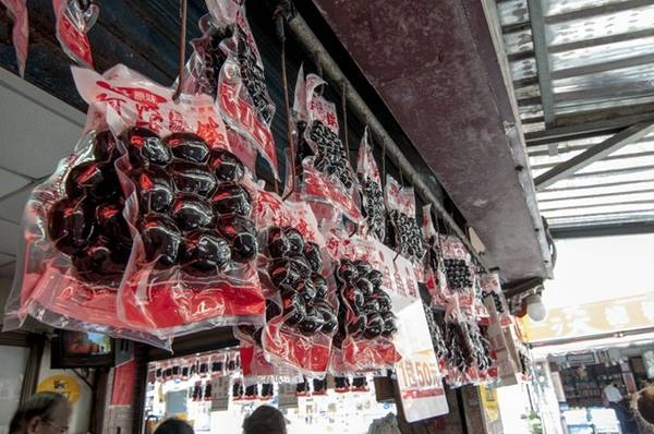 2. “Trứng sắt” ở Đạm Thủy: Đạm Thủy nổi tiếng là nơi có ẩm thực độc đáo, có thể đi lại trong ngày từ Đài Bắc. Món “trứng sắt” được làm từ trứng gà hoặc trứng cút ngâm và luộc trong xì dầu cho tới khi chuyển màu đen và có lòng trắng dai, cứng. Ảnh: Tku. 2. “Trứng sắt” ở Đạm Thủy: Đạm Thủy nổi tiếng là nơi có ẩm thực độc đáo, có thể đi lại trong ngày từ Đài Bắc. Món “trứng sắt” được làm từ trứng gà hoặc trứng cút ngâm và luộc trong xì dầu cho tới khi chuyển màu đen và có lòng trắng dai, cứng. Ảnh: Tku.