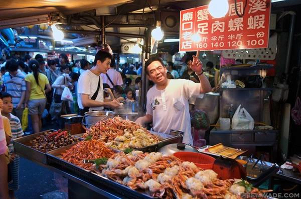 3. Hải sản ở Keelung: Đây là một trong những chợ đêm tuyệt nhất Đài Loan, với đủ các loại hải sản, mì và hoa quả. Du khách nên thử món mì gạo chan nước dùng từ hải sản hỗn hợp ở Ding Bian Cuo, quầy ăn thuộc hàng cổ nhất chợ. Ảnh: Photoshelter. 3. Hải sản ở Keelung: Đây là một trong những chợ đêm tuyệt nhất Đài Loan, với đủ các loại hải sản, mì và hoa quả. Du khách nên thử món mì gạo chan nước dùng từ hải sản hỗn hợp ở Ding Bian Cuo, quầy ăn thuộc hàng cổ nhất chợ. Ảnh: Photoshelter.