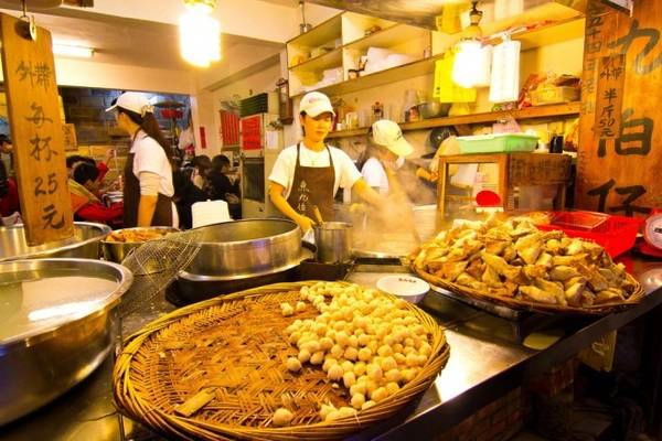 5. Súp cá viên ở Cửu Phần: Viên cá được làm cầu kỳ, nấu trong nước dùng đậm đà, nóng hổi. Đây là món ăn lý tưởng cho một ngày trời lạnh khi tới Cửu Phần. Ngoài ra, bạn nên ghé thăm quán trà Cửu Phần, nơi đã có lịch sử hơn 100 năm. Ảnh: Roughguides. 5. Súp cá viên ở Cửu Phần: Viên cá được làm cầu kỳ, nấu trong nước dùng đậm đà, nóng hổi. Đây là món ăn lý tưởng cho một ngày trời lạnh khi tới Cửu Phần. Ngoài ra, bạn nên ghé thăm quán trà Cửu Phần, nơi đã có lịch sử hơn 100 năm. Ảnh: Roughguides.