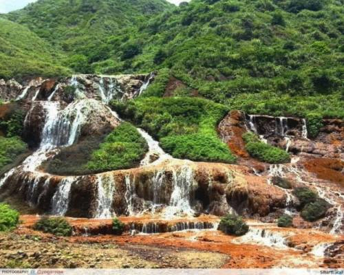 Các dòng chảy nơi đây lấp lóa trong ánh kim và vô cùng rực rỡ khi mặt trời chiếu vào.