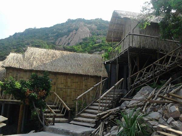 Các căn nhà gỗ ở đây được nối với nhau bởi những bậc thang tre.