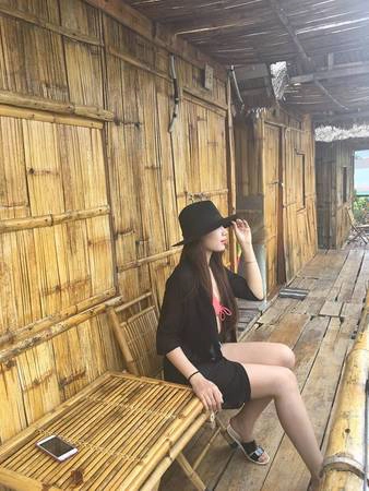 Ban công của nhà nghỉ được đặt những bộ bàn ghế tre, để du khách thư giãn, hóng gió.
