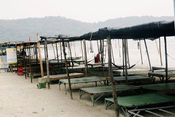 Du lịch trên đảo ngày càng phát triển. Tại các bãi biển, khách có thể đến tắm và thuê một sạp để ngồi giữ đồ đạc với giá 50.000 đồng. Người dân chài trên đảo cũng rất thân thiện và hiền hòa. Du lịch trên đảo ngày càng phát triển. Tại các bãi biển, khách có thể đến tắm và thuê một sạp để ngồi giữ đồ đạc với giá 50.000 đồng. Người dân chài trên đảo cũng rất thân thiện và hiền hòa.