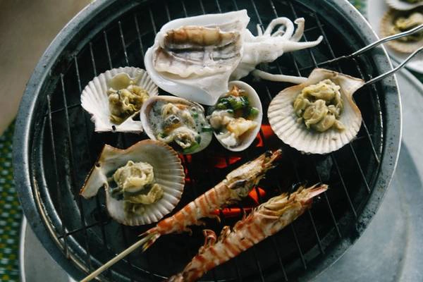 Nơi đây sở hữu biển xanh, cát trắng và nhiều hoạt động du lịch hấp dẫn. Một hoạt động khác bạn không nên bỏ qua là thưởng thức hải sản tươi ngon ngay tại bãi biển. Vị béo ngậy của những con sò điệp nướng mỡ hành hay vị khét khét của món tôm nướng muối ớt sẽ làm bạn hài lòng. Nơi đây sở hữu biển xanh, cát trắng và nhiều hoạt động du lịch hấp dẫn. Một hoạt động khác bạn không nên bỏ qua là thưởng thức hải sản tươi ngon ngay tại bãi biển. Vị béo ngậy của những con sò điệp nướng mỡ hành hay vị khét khét của món tôm nướng muối ớt sẽ làm bạn hài lòng.