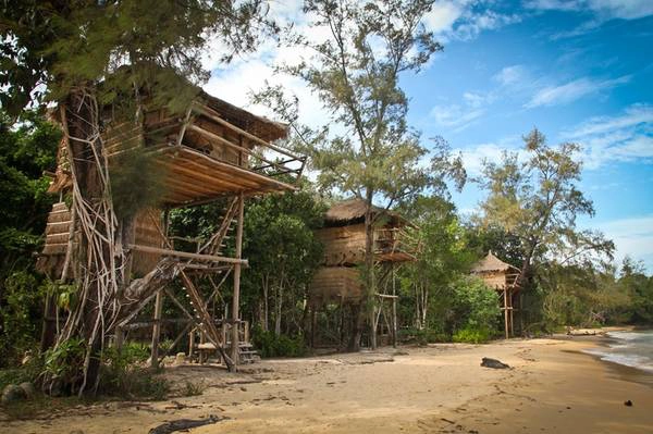 Các bungalow đều được thiết kế với những vật liệu gần gũi với thiên nhiên và thân thiện với môi trường như gỗ, tre, mái lá… rất mát mẻ. Các bungalow đều được thiết kế với những vật liệu gần gũi với thiên nhiên và thân thiện với môi trường như gỗ, tre, mái lá… rất mát mẻ.