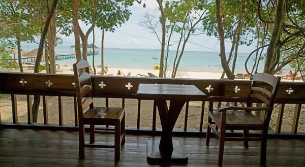 Không gian nội thất ấm cúng bao gồm bàn ghế màu xám sang trọng hài hòa với màu của ván gỗ. Ngoài ra, ngôi nhà có rất nhiều cửa sổ nhằm mục đích hấp thụ ánh sáng tự nhiên và có cảm giác như được núi rừng bao bọc, che chở. Không gian nội thất ấm cúng bao gồm băng ghế ngủ màu xám sang trọng hài hòa với màu của ván gỗ. Ngoài ra, ngôi nhà có rất nhiều cửa sổ nhằm mục đích hấp thụ ánh sáng tự nhiên và có cảm giác như được núi rừng bao bọc, che chở.