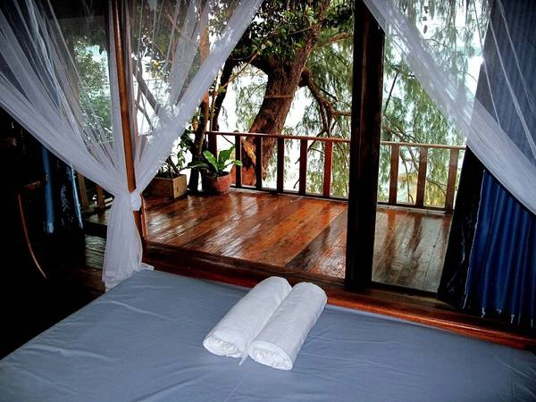 Tree House Bungalow nằm trên bãi biển Koh Touch, đảo Koh Rong. Tree House Bungalow nằm trên bãi biển Koh Touch, đảo Koh Rong.