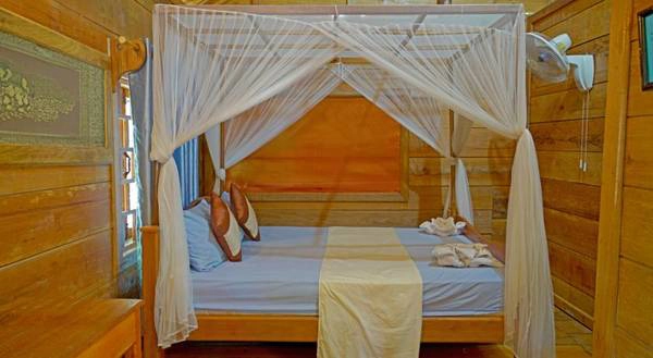 Tiện nghi trong nhà cây Bungalows cũng khá đơn giản với vòi sen, giường, tủ và màn chống muỗi. Tree House Bungalow-koh-rong-ivivu-25