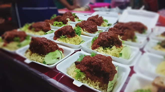 Koay Mooi Kee là cơm trắng ăn với cà ri. Bạn có thể yêu cầu cá chiên, gà rán và một số thức ăn khác tùy theo bạn lựa chọn. Giá 3 RM một hộp.