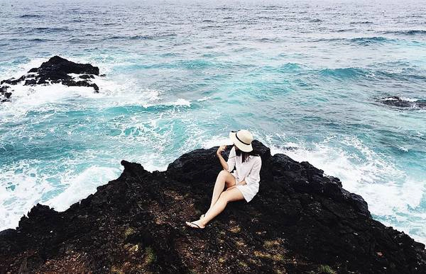 Đảo Bé: Đảo Bé hay còn gọi là đảo An Bình đúng như tên gọi, có diện tích rất bé và trông vô cùng yên bình. Đảo Bé tuy diện tích rất nhỏ, nhưng lại có một bãi tắm đẹp tuyệt vời với làn cát trắng mịn, bao bọc bởi cánh cung vách đá cao, và những con sóng tung bọt trắng xóa ào ạt ngày đêm. Ảnh: linhkul266/ instagram Đảo Bé: Đảo Bé hay còn gọi là đảo An Bình đúng như tên gọi, có diện tích rất bé và trông vô cùng yên bình. Đảo Bé tuy diện tích rất nhỏ, nhưng lại có một bãi tắm đẹp tuyệt vời với làn cát trắng mịn, bao bọc bởi cánh cung vách đá cao, và những con sóng tung bọt trắng xóa ào ạt ngày đêm. Ảnh: linhkul266/ instagram
