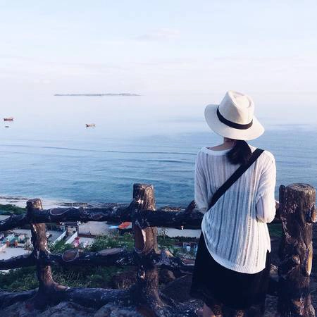 Chùa Đục: Chùa Đục nằm ở lưng chừng ngọn núi lửa Giếng Tiền đã tắt. Do vậy, bạn phải vượt qua khoảng 100 bậc thang mới tới nơi. Sau khi vãn cảnh chùa, bạn hãy leo tiếp lên đỉnh để chiêm ngưỡng miệng núi lửa giờ thành một đồng cỏ xanh hình lòng chảo. Từ đây bạn có thể phóng tầm mắt để quan sát biển xanh bao la cũng như tượng Quán Thế Âm cao 27 m đầy vẻ hiền từ. Ảnh: lumili/ instagram Chùa Đục: Chùa Đục nằm ở lưng chừng ngọn núi lửa Giếng Tiền đã tắt. Do vậy, bạn phải vượt qua khoảng 100 bậc thang mới tới nơi. Sau khi vãn cảnh chùa, bạn hãy leo tiếp lên đỉnh để chiêm ngưỡng miệng núi lửa giờ thành một đồng cỏ xanh hình lòng chảo. Từ đây bạn có thể phóng tầm mắt để quan sát biển xanh bao la cũng như tượng Quán Thế Âm cao 27 m đầy vẻ hiền từ. Ảnh: lumili/ instagram