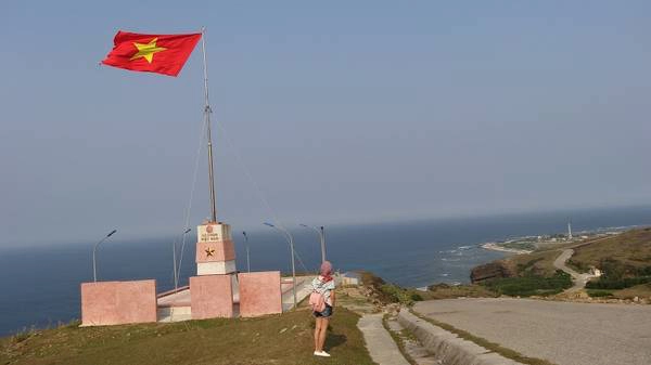 Cột cờ Tổ quốc trên đỉnh Thới Lới: Công trình Cột cờ Tổ quốc tại huyện đảo Lý Sơn được khởi công xây dựng từ ngày 4/5/2013, trên núi Thới Lới- ngọn núi cao nhất ở đảo Lý Sơn. Cột cờ có chiều cao 20m, đế trụ cờ và móng cột cờ được xây dựng bằng bê tông cốt thép, mặt hướng ra quần đảo Hoàng Sa. Đây là điểm chụp hình rất được yêu thích của nhiều du khách khi đến Lý Sơn. Ảnh: Lê Hồng Hà Cột cờ Tổ quốc trên đỉnh Thới Lới: Công trình Cột cờ Tổ quốc tại huyện đảo Lý Sơn được khởi công xây dựng từ ngày 4/5/2013, trên núi Thới Lới- ngọn núi cao nhất ở đảo Lý Sơn. Cột cờ có chiều cao 20m, đế trụ cờ và móng cột cờ được xây dựng bằng bê tông cốt thép, mặt hướng ra quần đảo Hoàng Sa. Đây là điểm chụp hình rất được yêu thích của nhiều du khách khi đến Lý Sơn. Ảnh: San San Cột cờ Tổ quốc trên đỉnh Thới Lới: Công trình Cột cờ Tổ quốc tại huyện đảo Lý Sơn được khởi công xây dựng từ ngày 4/5/2013, trên núi Thới Lới- ngọn núi cao nhất ở đảo Lý Sơn. Cột cờ có chiều cao 20m, đế trụ cờ và móng cột cờ được xây dựng bằng bê tông cốt thép, mặt hướng ra quần đảo Hoàng Sa. Đây là điểm chụp hình rất được yêu thích của nhiều du khách khi đến Lý Sơn. Ảnh: Lê Hồng Hà Cột cờ Tổ quốc trên đỉnh Thới Lới: Công trình Cột cờ Tổ quốc tại huyện đảo Lý Sơn được khởi công xây dựng từ ngày 4/5/2013, trên núi Thới Lới- ngọn núi cao nhất ở đảo Lý Sơn. Cột cờ có chiều cao 20m, đế trụ cờ và móng cột cờ được xây dựng bằng bê tông cốt thép, mặt hướng ra quần đảo Hoàng Sa. Đây là điểm chụp hình rất được yêu thích của nhiều du khách khi đến Lý Sơn. Ảnh: San San