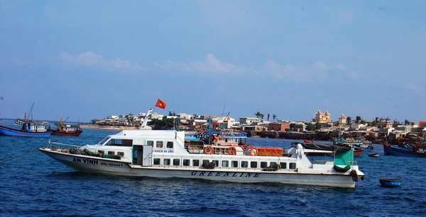 Tàu ra đảo Lý Sơn.