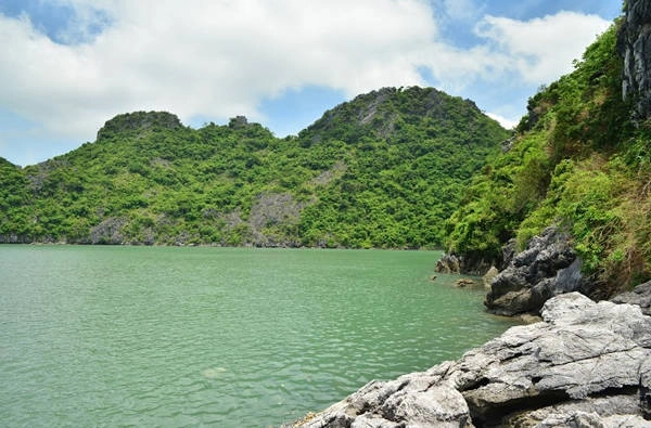 du-lich-dao-mat-rong-ngoc-vung-cung-nhom-ban-ivivu-8